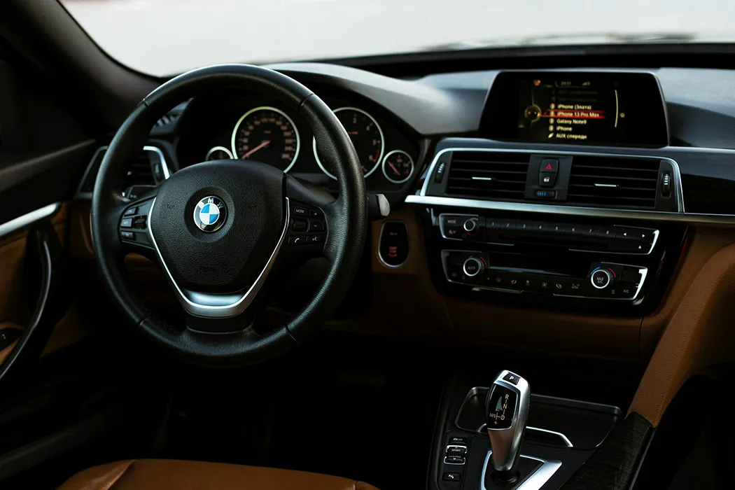 Interiér BMW vozidla připraveného pro kódování
